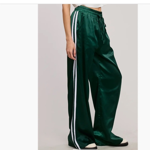 🆕 Black Wide Leg Satin slacks with 2 stripes down the side with pockets - Picture 4 of 5